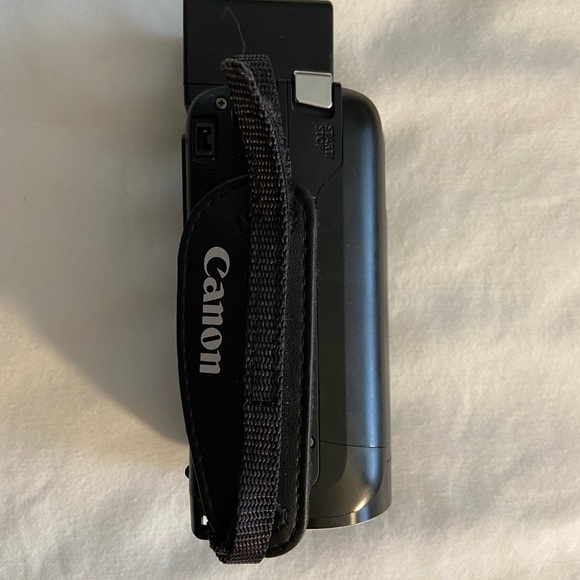 Canon VIXIA HF R82 32GB WiFi FUll HD
Cam 57× Adv Zoom (Black) - Picture 6 of 6